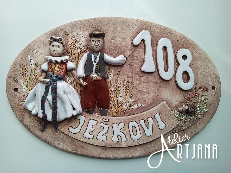 Oválná cedulka pár v kroji