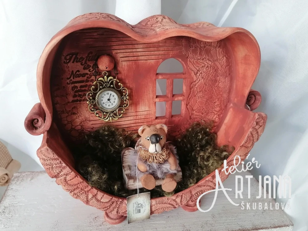 Keramický mahagonový pokojíček s hodinami a medvídkem