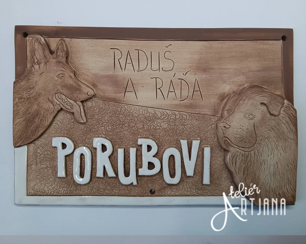 Keramická jmenovka se psy
