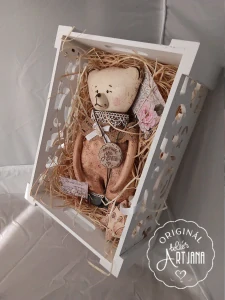 Medvídek v bílé bedýnce