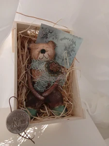 Medvídek v dřevěné bedýnce