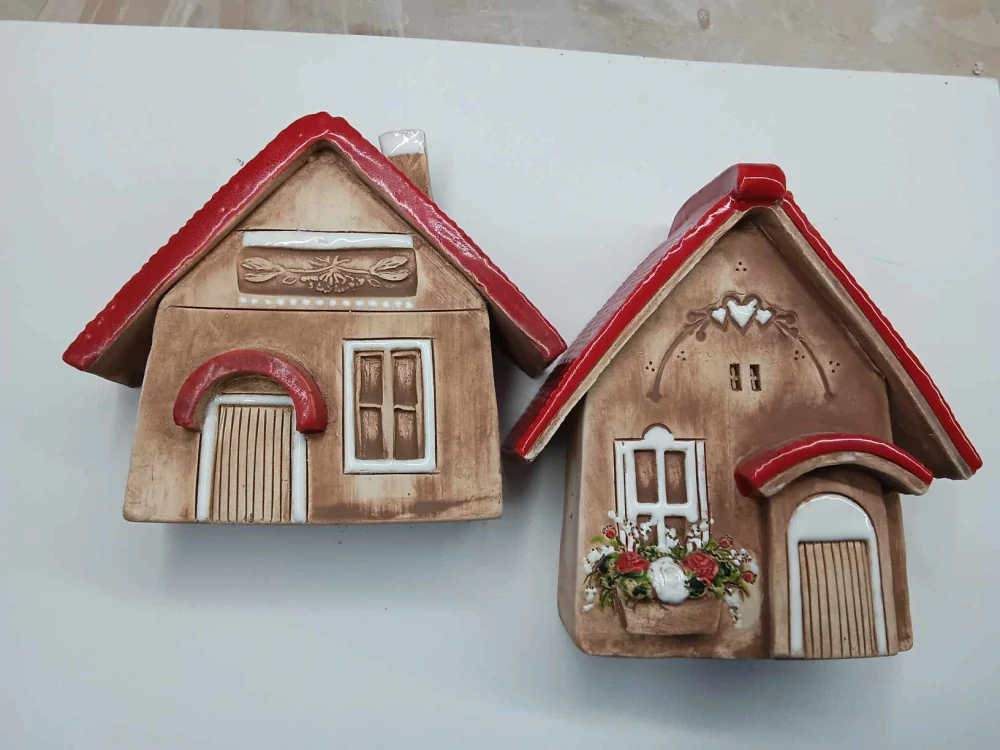 Modelovaný malý domeček červená střecha