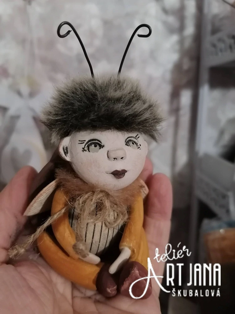 Malý brouček do dlaně bez lucerničky