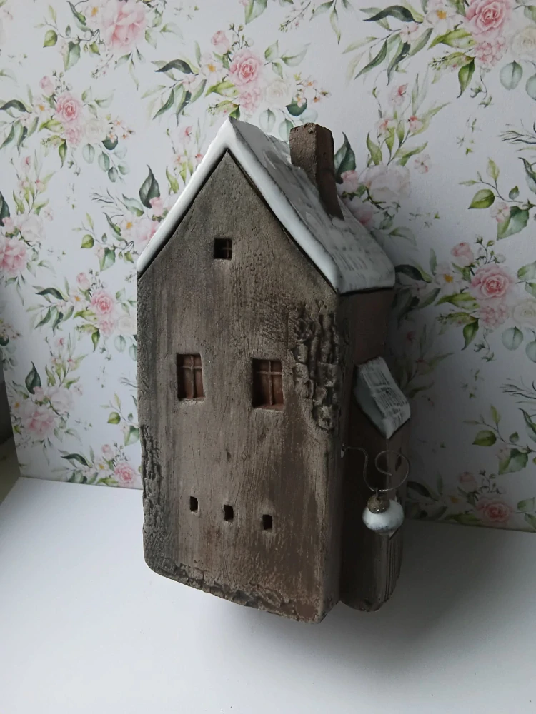 Mini domeček tmavý bílá střecha