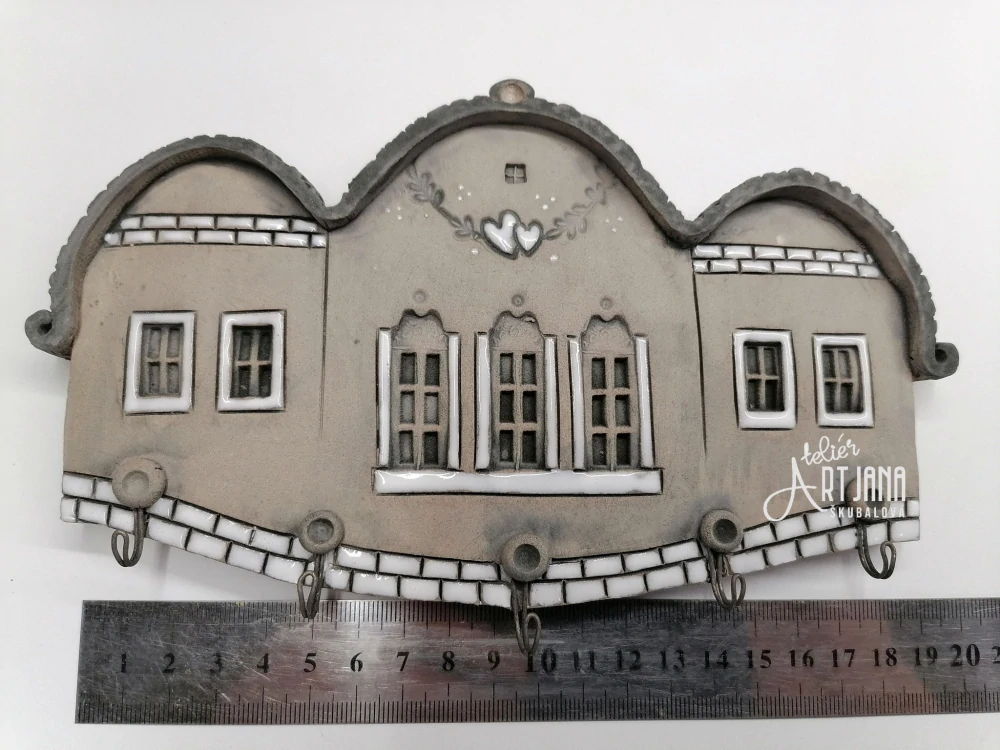 Domečkový věšák šedobílý