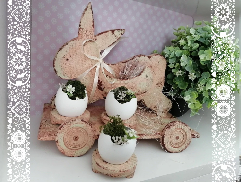 Zajíček na kolečkách s držáky na vajíčka