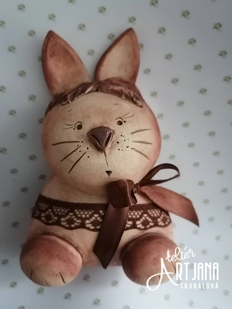 Zajíček s hnědou krajkou