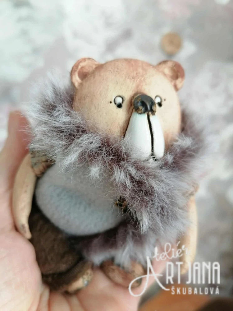 Medvídek s hnědými kalhotkami a čepicí