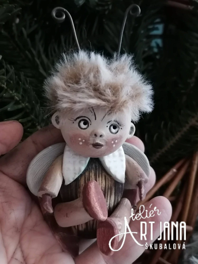 Malý brouček do dlaně bez lucerničky