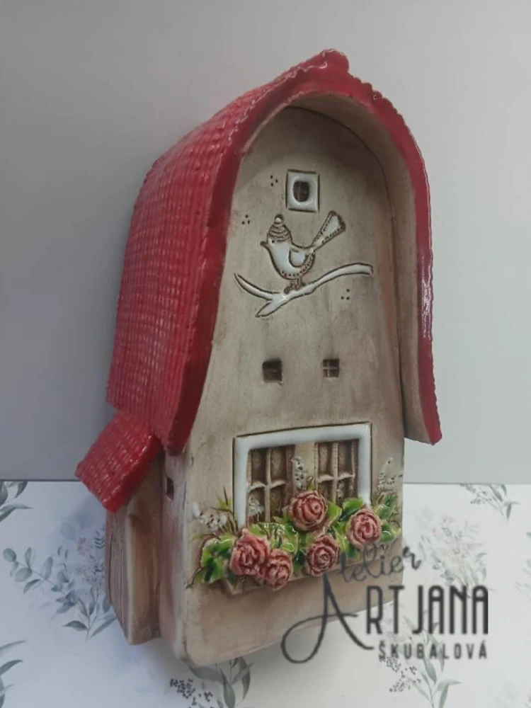 Modelovaný malý domeček červená střecha