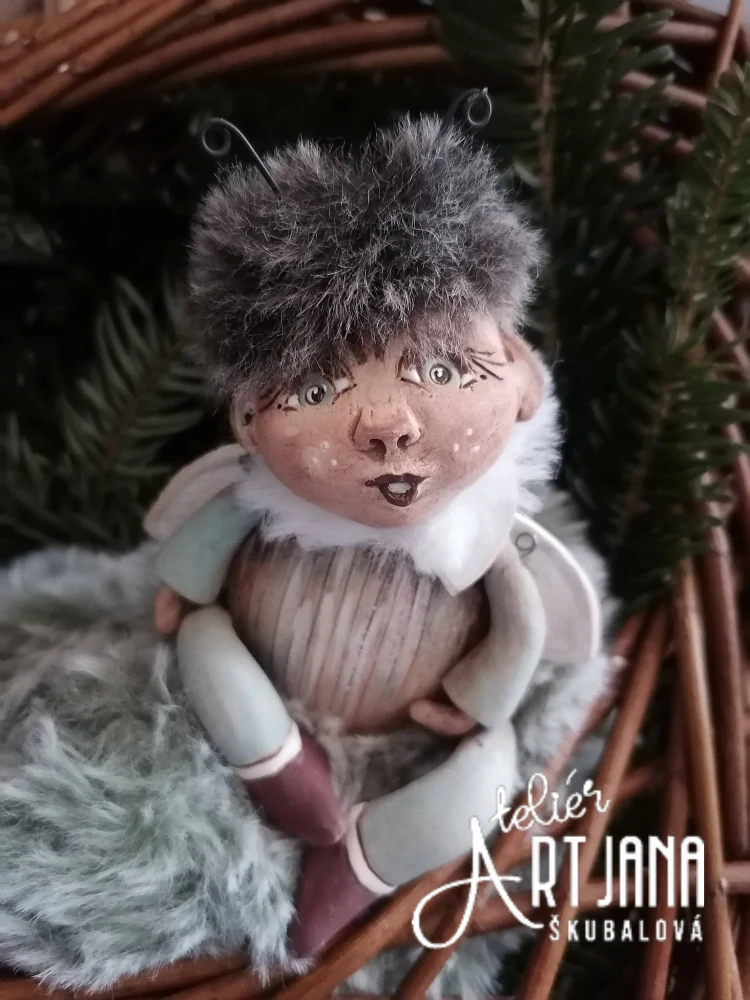 Malý brouček do dlaně bez lucerničky