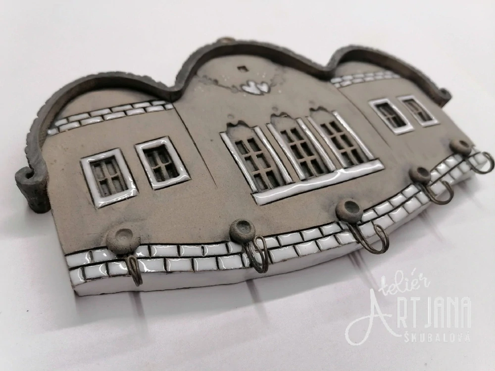 Domečkový věšák šedobílý