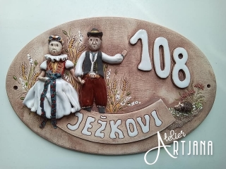 Oválná cedulka pár v kroji