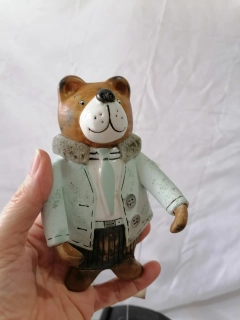 Keramický medvěd v modrém