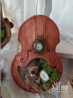 Keramický pokojíček ve tvaru houslí s medvídkem