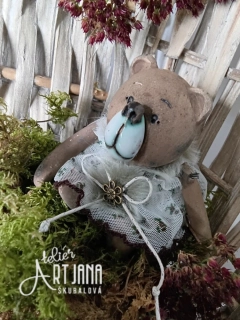 Medvídek talismánek v šatičkách