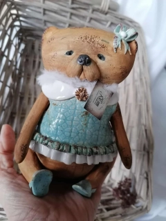 Medvídek v tyrkysových šatičkách