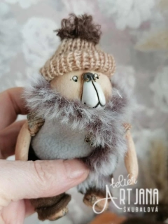 Medvídek s hnědými kalhotkami a čepicí