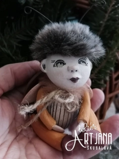 Malý brouček do dlaně s lucernou