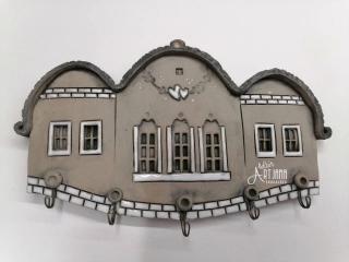 Domečkový věšák šedobílý